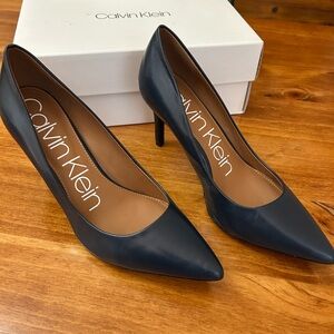 Calvin Klein Gayle Kid Skin Navy Pumps
